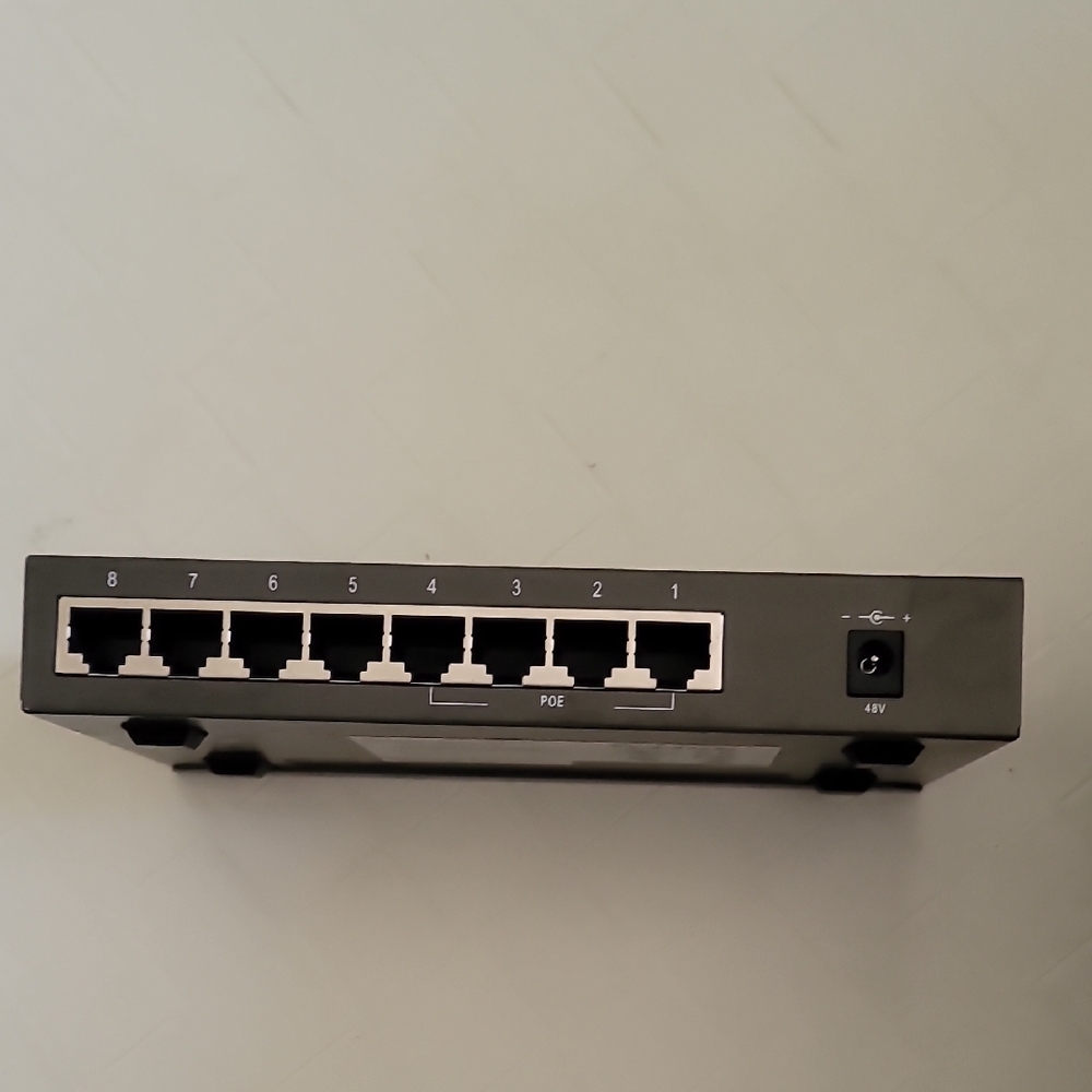 D-Link Black Rack-Mountable Network Switch with LED Indicators - Picture 4 of 4